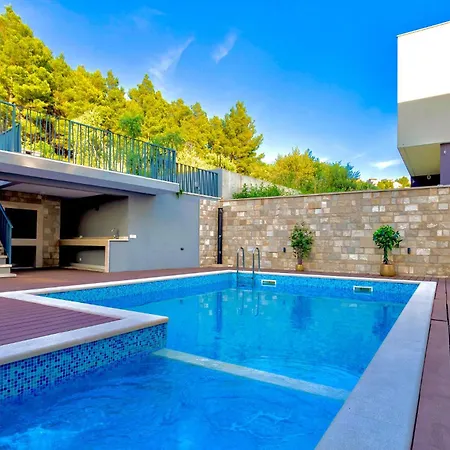 5 Bedroom Amazing In Holiday home